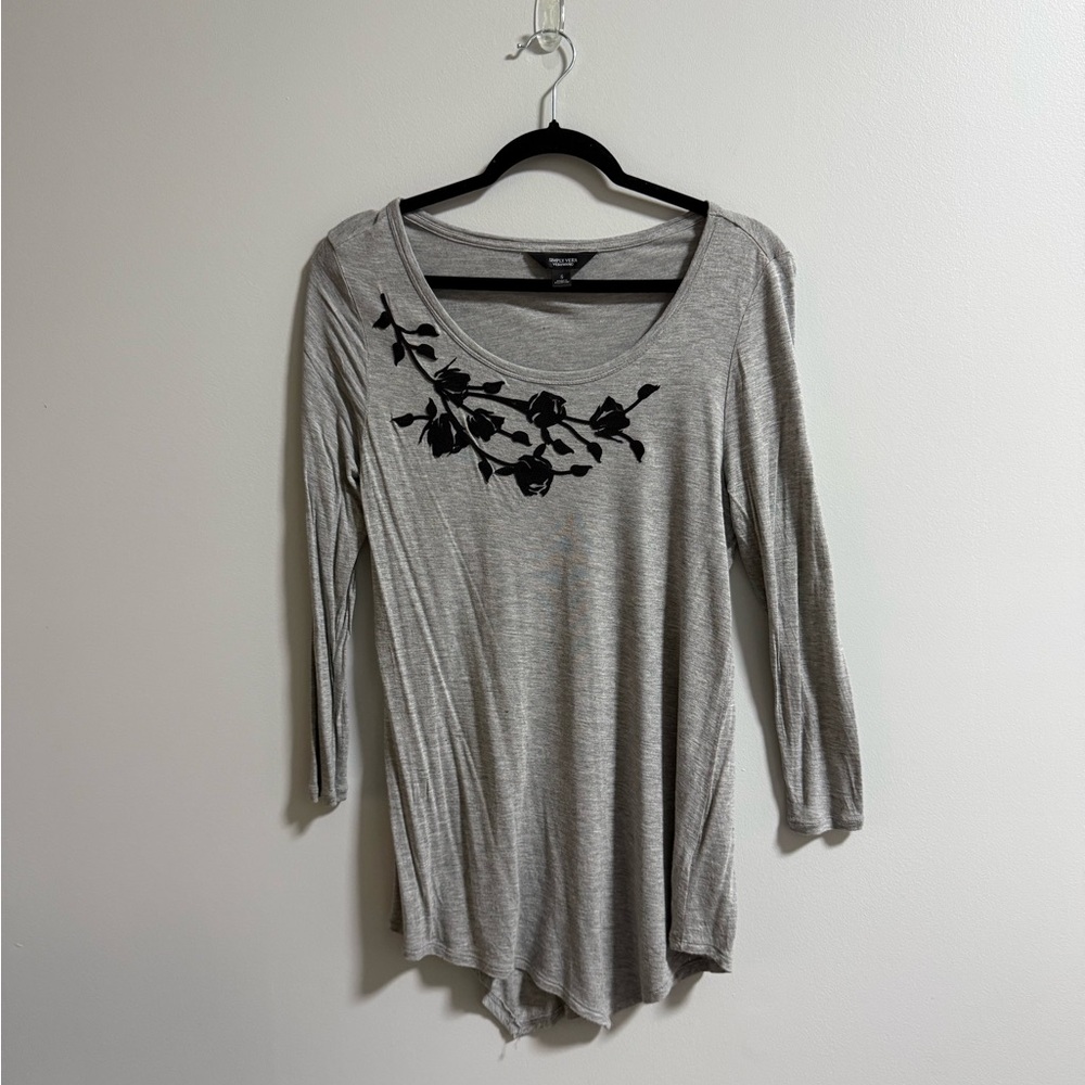 Women’s Simply Vera Wang Heather Gray Top with Black Floral Design - Size Small